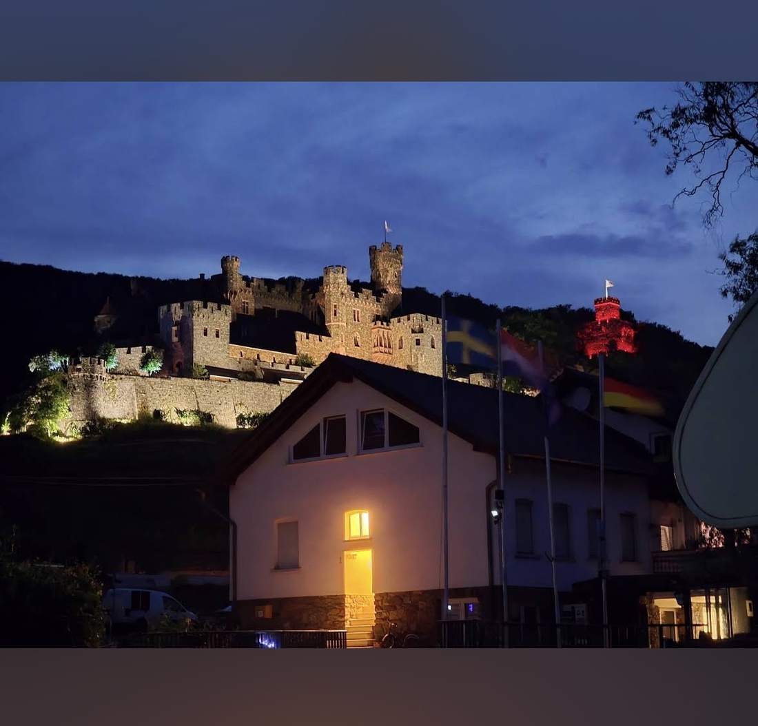 Burg Reichenstein bei Nacht beleuchtet