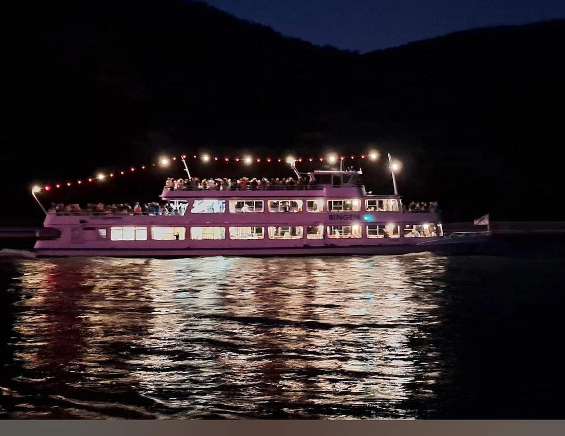Ausflugsschiff auf dem Rhein bei Nacht
