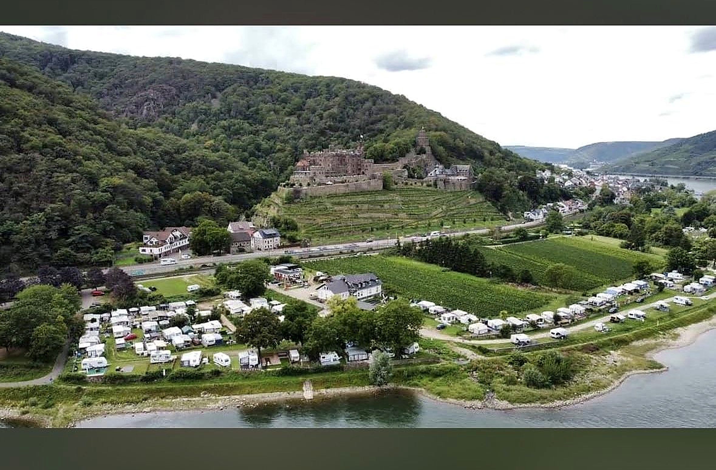 Luftaufnahme des Campingplatzes Marienort am Rhein mit Burg Reichenstein