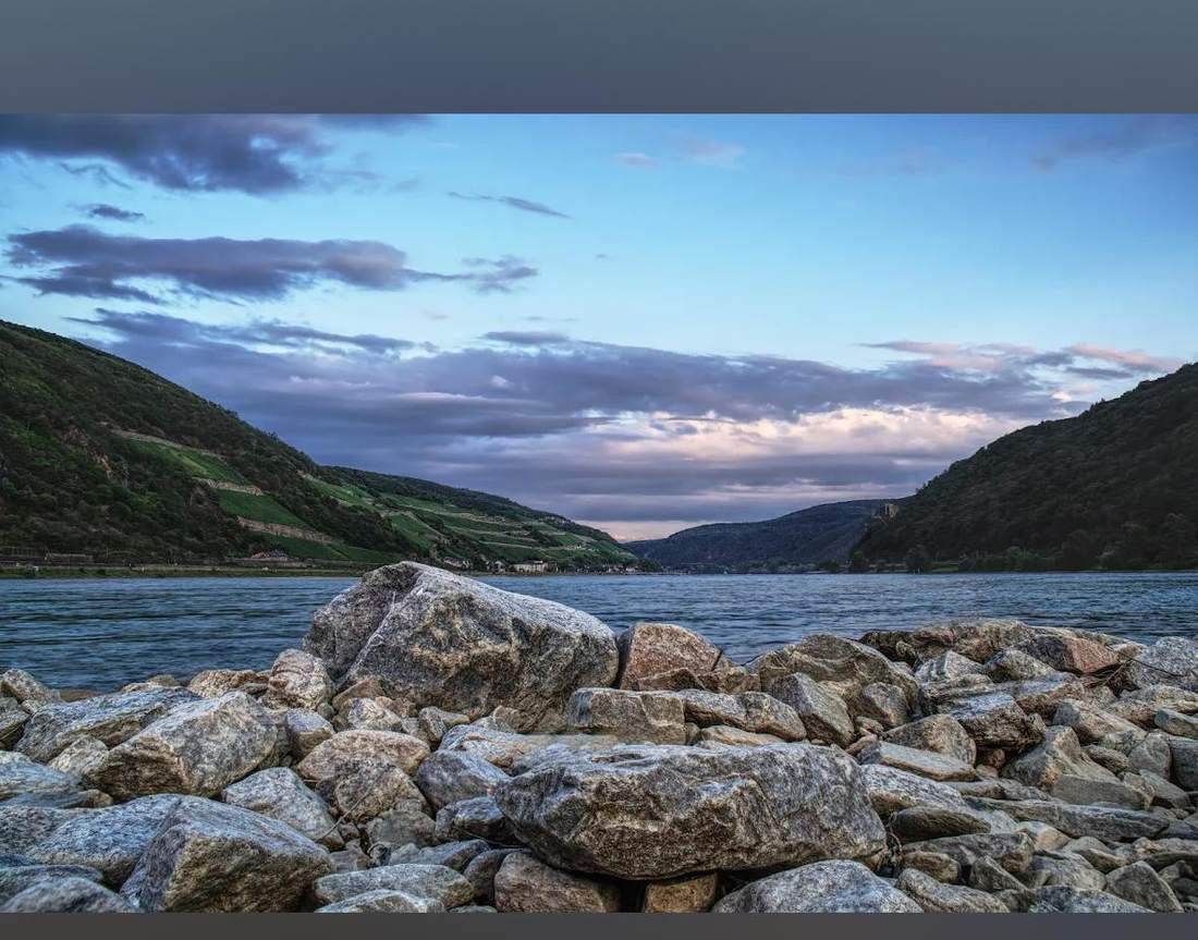 Rhein in der Dämmerung